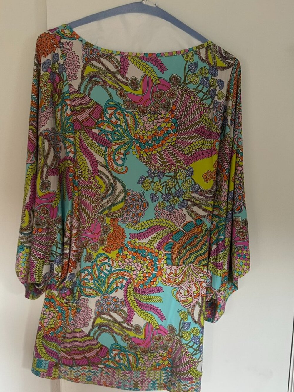 Trina Turk Batwing Sleeved Stretchy Top in Floral, size L